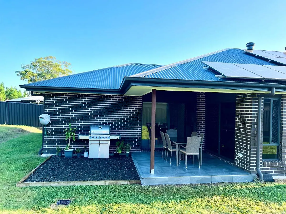 Plantation Retreat 4 Bedroom Modern Home Landsborough 0*,