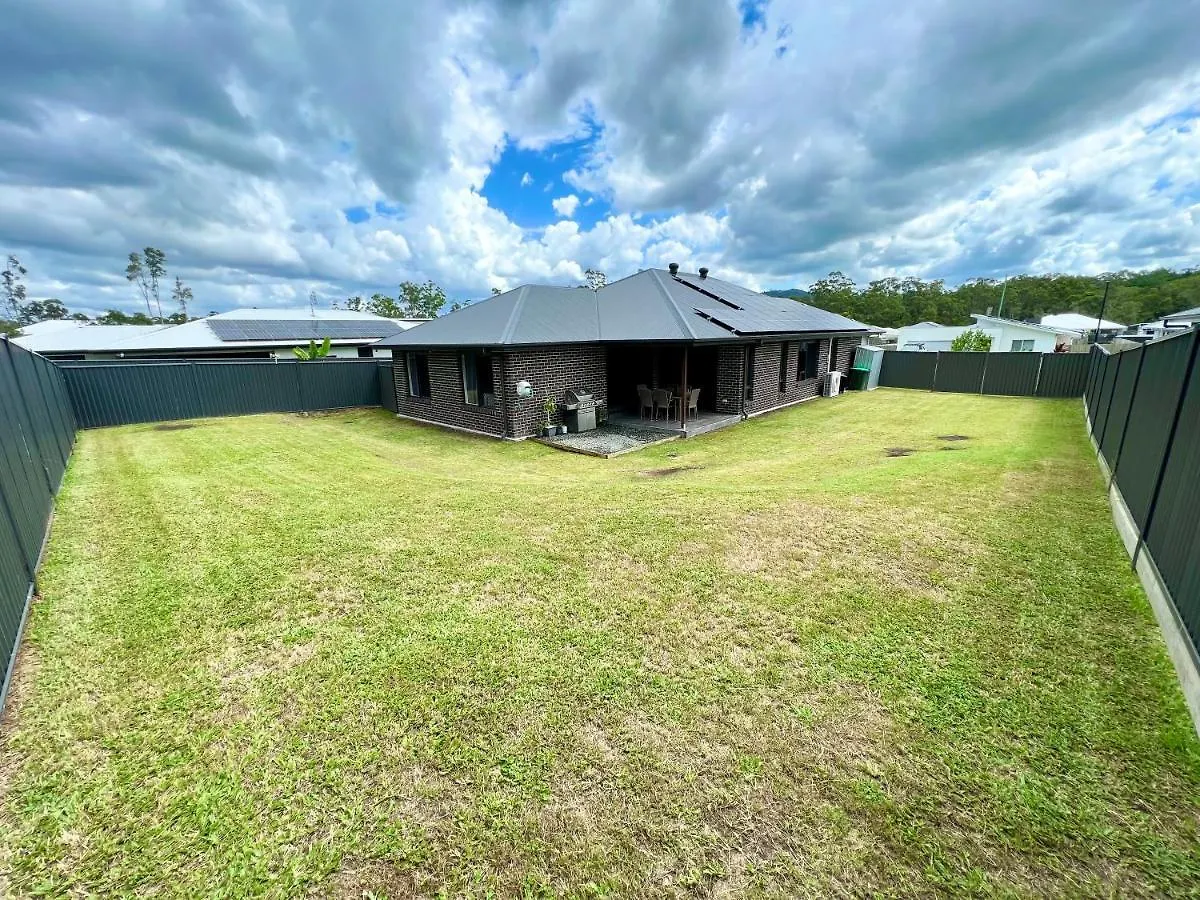 Plantation Retreat 4 Bedroom Modern Home Landsborough Australia