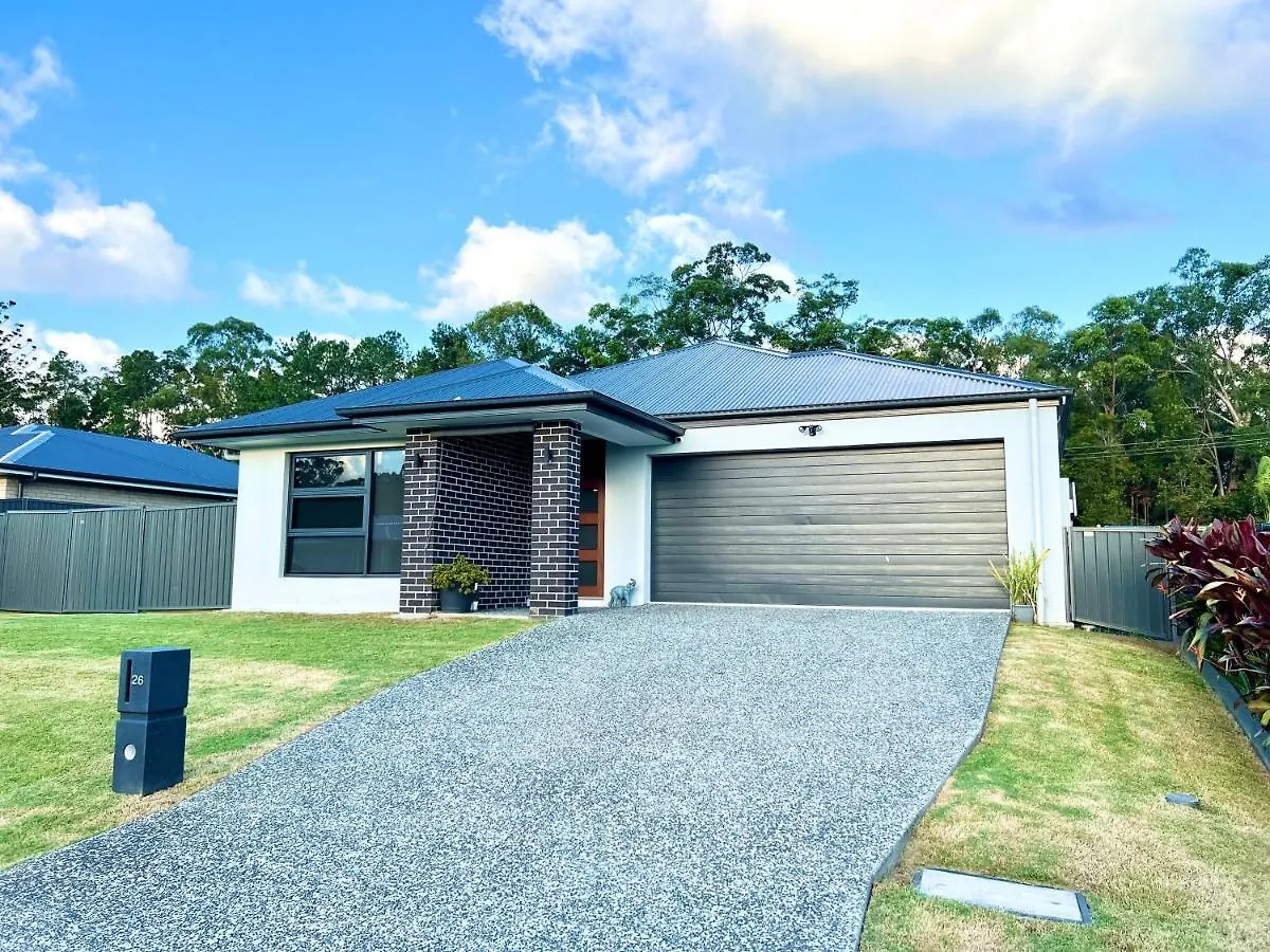 Plantation Retreat 4 Bedroom Modern Home Landsborough