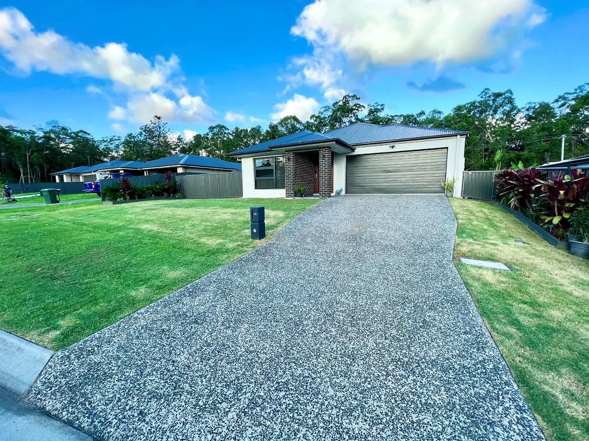 Plantation Retreat 4 Bedroom Modern Home Landsborough