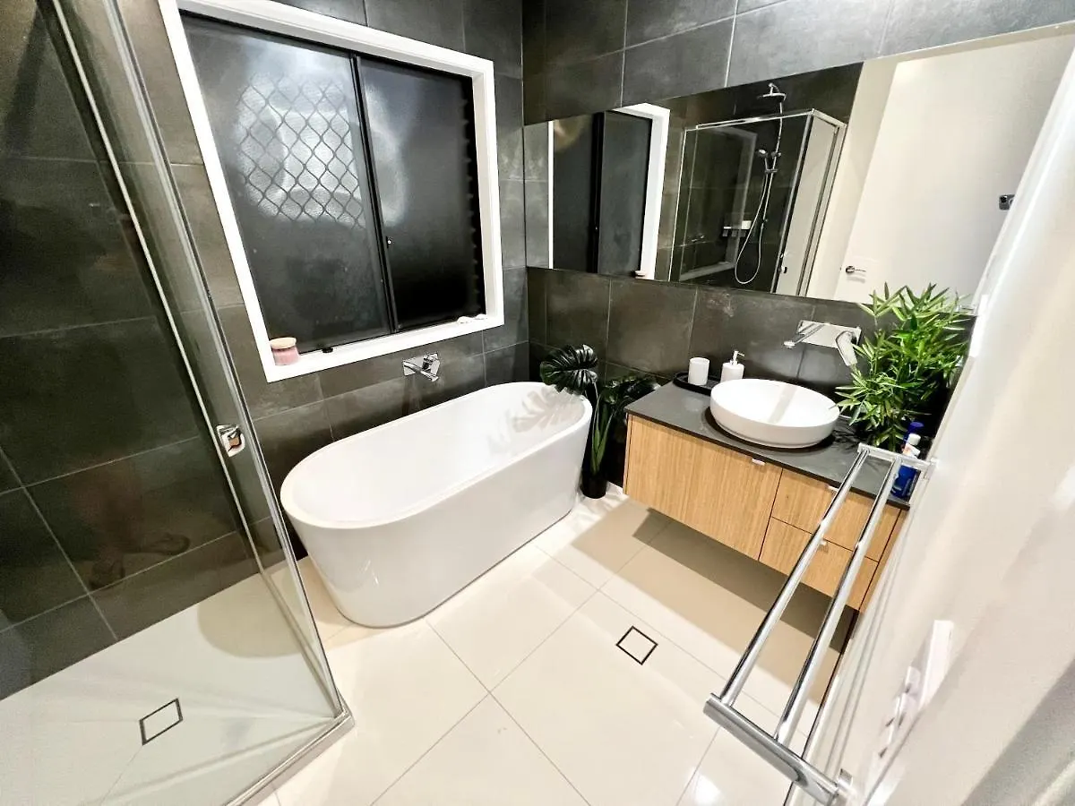 Plantation Retreat 4 Bedroom Modern Home Landsborough