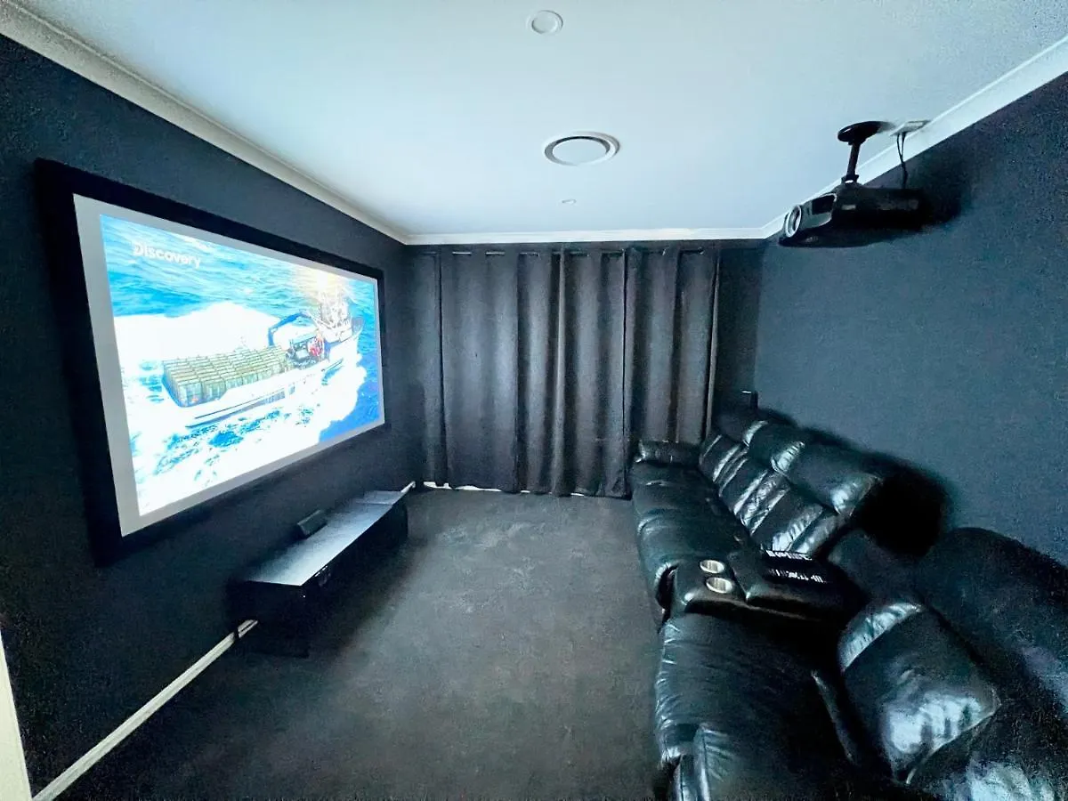 Plantation Retreat 4 Bedroom Modern Home Landsborough Australia