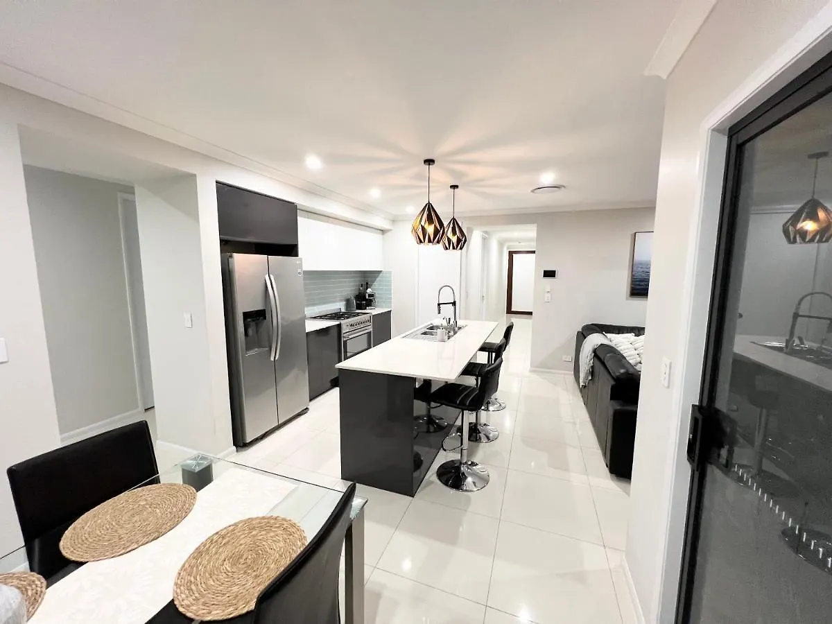 Plantation Retreat 4 Bedroom Modern Home Landsborough Australia