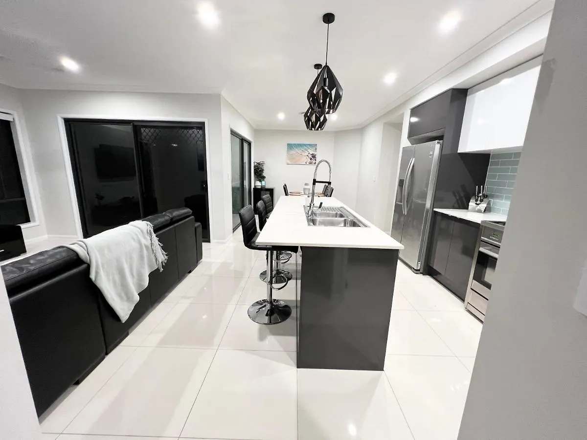 Plantation Retreat 4 Bedroom Modern Home Landsborough Australia