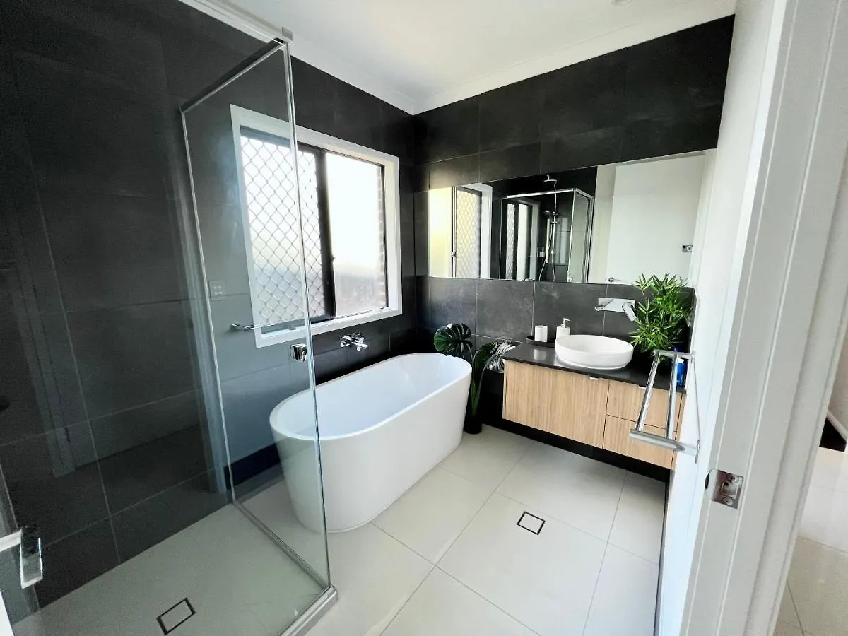 Plantation Retreat 4 Bedroom Modern Home Landsborough 0*,