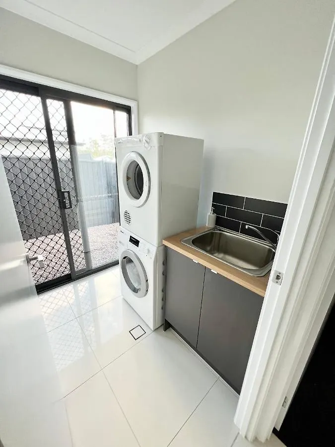 Plantation Retreat 4 Bedroom Modern Home Landsborough Australia